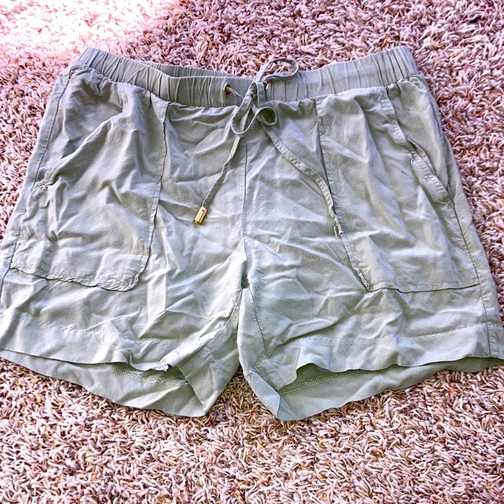 Michael Kors deep pocket draw string shorts in khaki green sz S GUC